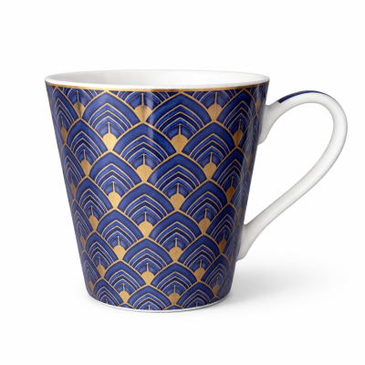 Caneca de porcelana branca com padrão azul e dourado