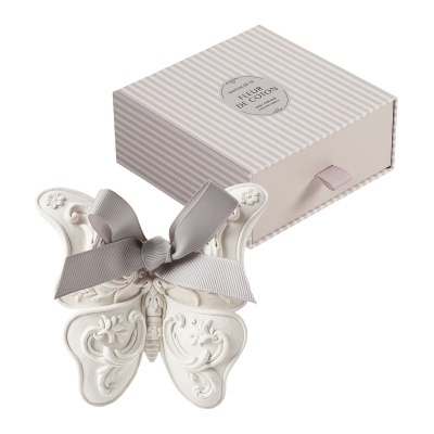 Borboleta decorativa branca com laço cinza e caixa creme com riscas