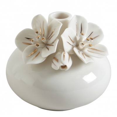 Peça decorativa branca em cerâmica com flores brancas e detalhes dourados