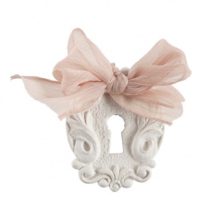 Fecho decorativo branco com laço rosa claro