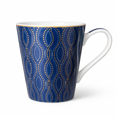Caneca de porcelana azul com padrão de pontos dourados e brancos.