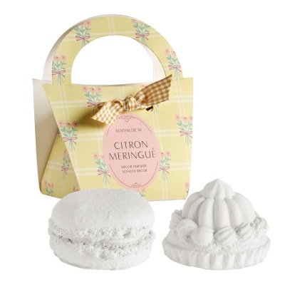 Decoração perfumada com macaron e tarte brancos e embalagem amarela com padrão floral