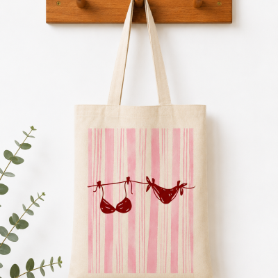 Saco de tecido natural com desenho de biquíni vermelho em padrão rosa