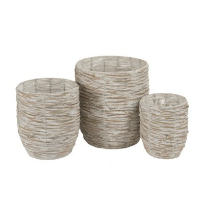 Três cestos em rattan branco de tamanhos diferentes.