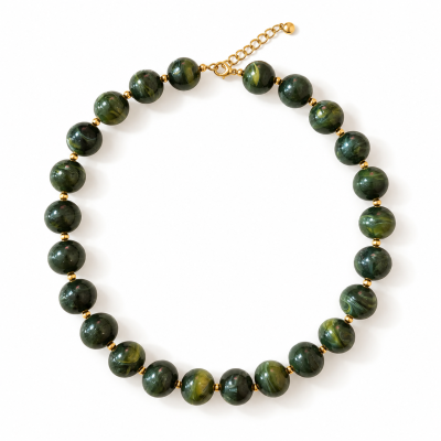 Colar de contas verdes com fecho dourado