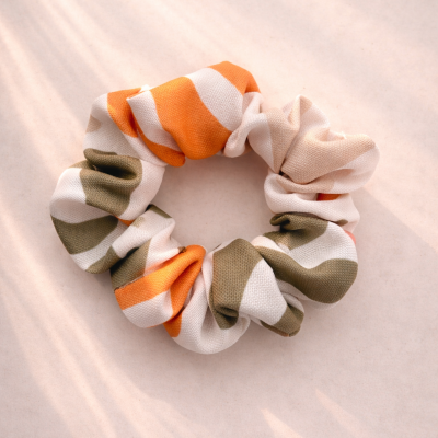 Elástico de cabelo com padrão de riscas coloridas