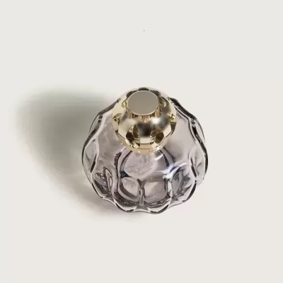 Frasco de perfume em vidro transparente com tampa dourada