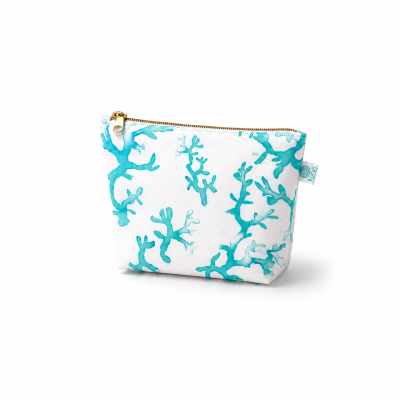 Bolsa pequena branca com padrão de recifes de coral azuis e fecho dourado