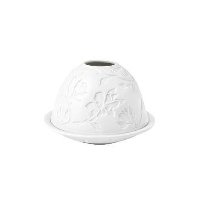 Vela decorativa branca em relevo com folhas sobre prato branco