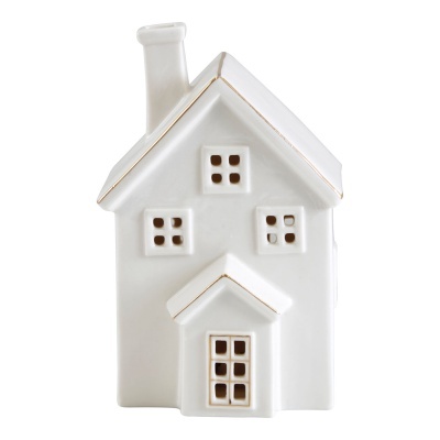 Objeto decorativo branco em forma de casa com janelas e chaminé