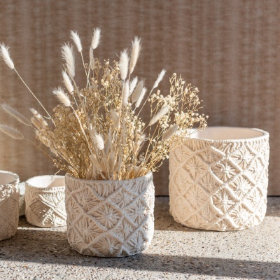 Cachepots bege com textura macramé e flores secas