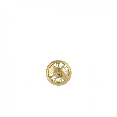 Botão redondo dourado com padrão recortado e letras no centro