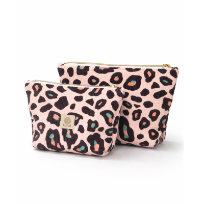 Duas bolsas de tecido rosa com padrão animal print e fecho dourado.