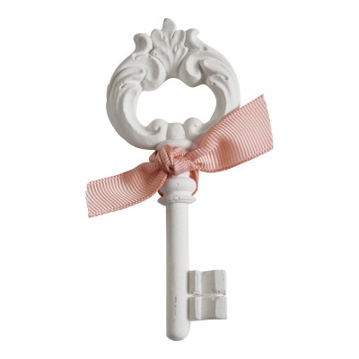 Chave decorativa branca com fita rosa