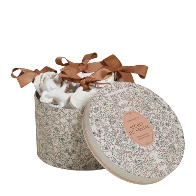 Caixa redonda decorativa com sachês perfumados e tampa com padrão floral