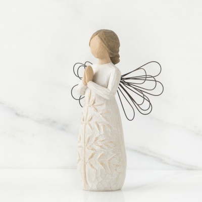 Estatueta decorativa de anjo com vestido creme e asas em arame preto.