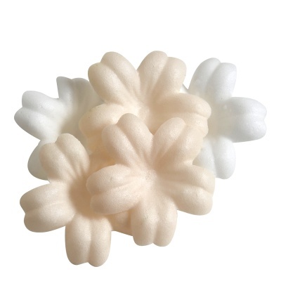 Flores decorativas espumosas bege claro e branca