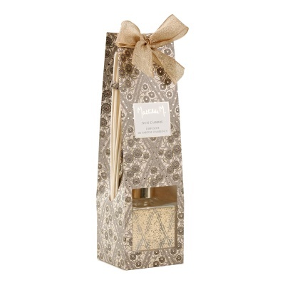 Difusor de aroma com varetas e vela em embalagem dourada decorativa