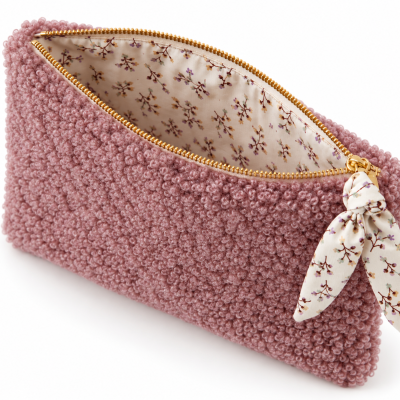 Bolsa pequena rosa felpuda com fecho dourado e interior floral