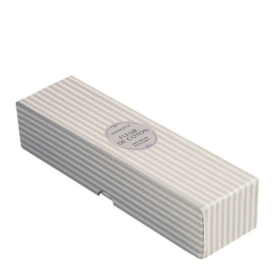 Caixa retangular listrada com etiqueta redonda de produto perfumado