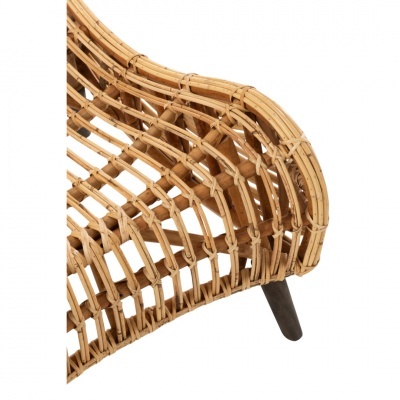 Detalhe de cadeira em vime natural com pés de madeira escura