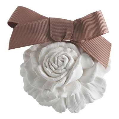 Flor branca esculpida com laço de fita castanho claro