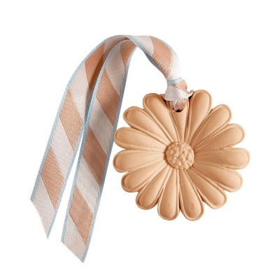 Pingente decorativo de flor com fita às riscas