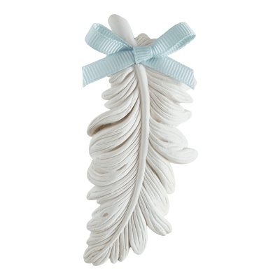 Pena decorativa branca com fita azul