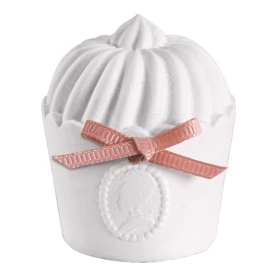 Decoração branca em forma de cupcake com laço rosa e relevo de perfil feminina