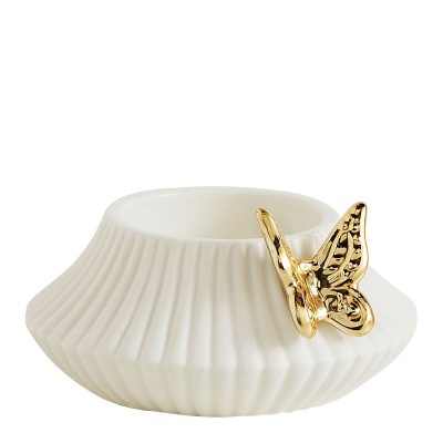 Vaso cerâmico branco com textura canelada e borboleta dourada decorativa