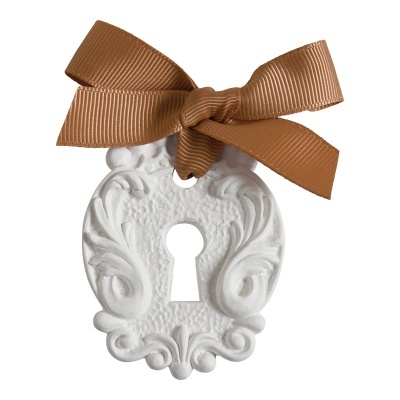 Fecho decorativo branco com laço castanho em fundo branco