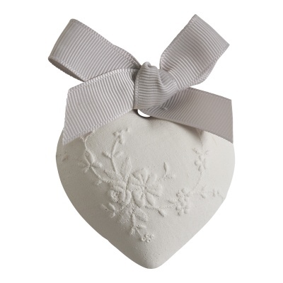 Ornamento em forma de coração branco com textura floral e fita cinza