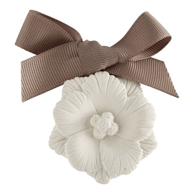 Flor decorativa branca com laço castanho claro
