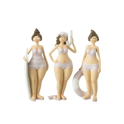 Três bonecas decorativas femininas em trajes de banho cinza claro e branco com acessórios de praia