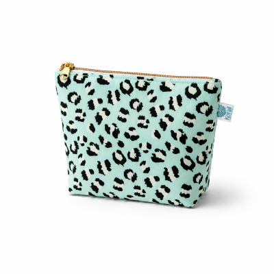 Bolsa necessária azul claro com padrão animal print preto e branco
