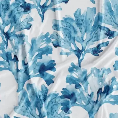 tecido branco com padrão azul de folhas