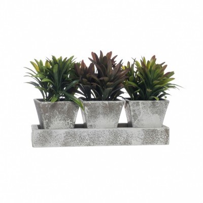 Três vasos quadrados cinzentos com plantas artificiais verdes e roxas em base retangular cinzenta