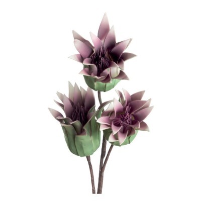 Três flores artificiais roxas com folhas verdes e caules castanhos