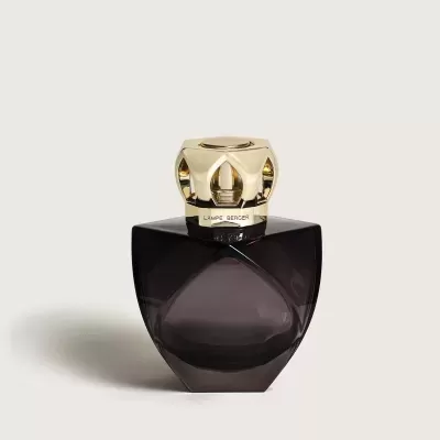 Recipiente de vidro preto com tampa dourada e inscrição Lampe Berger