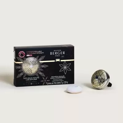 Difusor de carro Maison Berger Paris com embalagem preta e dourada em fundo neutro