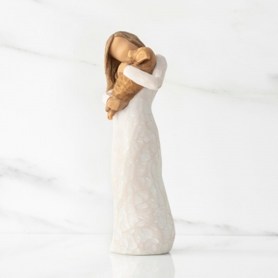 Estátua decorativa de mulher com bebé em fundo branco