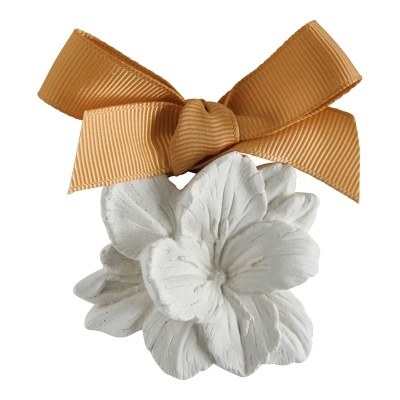 Flor branca decorativa com laço castanho claro