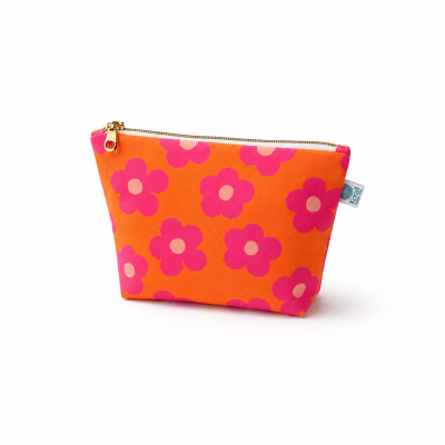 Necessaire laranja com flores cor-de-rosa e fecho zip dourado