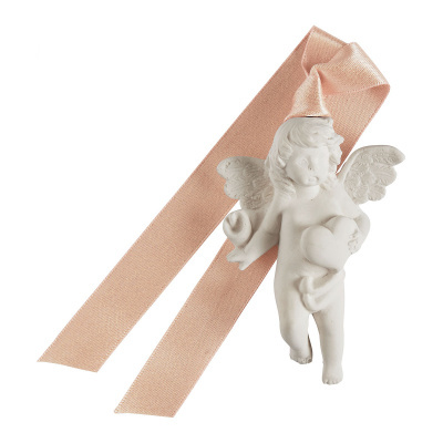 Figura decorativa de anjo branco com fita de cetim cor de pêssego