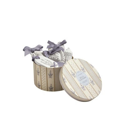 Caixa redonda decorativa creme com sabonetes em forma de passarinho e gaiola