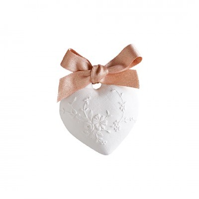 Coração decorativo branco com fita rosa em laço