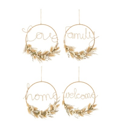Decorações de parede em aro dourado com palavras em fio 'love', 'family', 'home' e 'welcome' e folhagens secas.