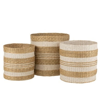 Três cestos trançados com riscas horizontais em tons naturais e branco