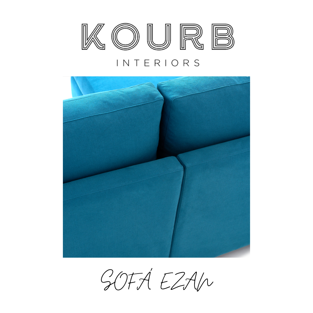 Sofá azul em tecido com costuras visíveis, anunciado como SOFÁ EZAN da KOURB INTERIORS