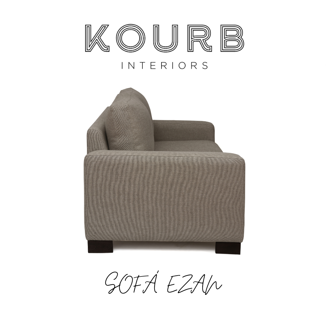 sofá cinza texturado com base preta e textos KOURB INTERIORS e SOFÁ EZAN